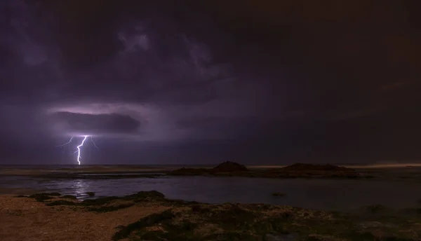 Åskväder vid Medelhavet stranden — Stockfoto