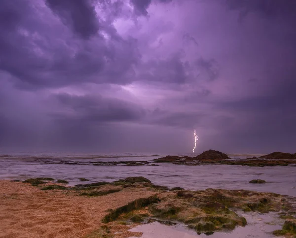 Åskväder vid Medelhavet stranden — Stockfoto