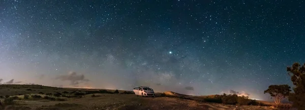 Voie lactée Panorama et voiture blanche dans un parc — Photo