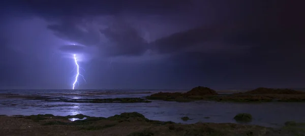 Åskväder vid Medelhavet stranden — Stockfoto