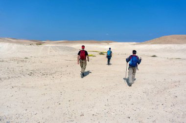 İsrail negev çölünde yürüyüşçüler