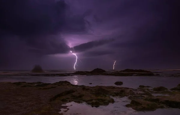 Åskväder vid Medelhavet stranden — Stockfoto