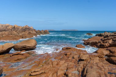 Zırhlı kıyılarda yürüyüş yapmak.
