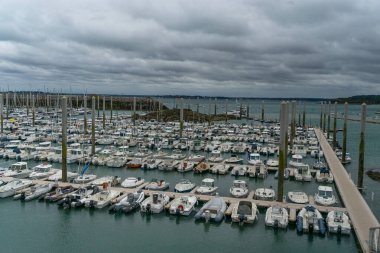 Britanya kıyılarında deniz yükseldikçe alçalır.