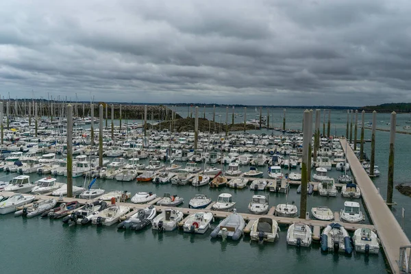 Britanya kıyılarında deniz yükseldikçe alçalır.