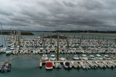 Britanya kıyılarında deniz yükseldikçe alçalır.