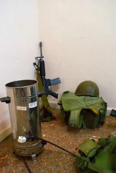 士兵房间里的步枪和靴子 — 图库照片