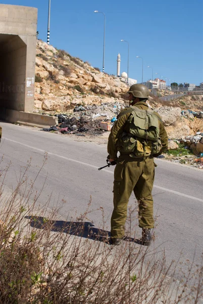 ヨルダン川西岸のイスラエル軍のパトロールはテロリストと戦う ストック画像
