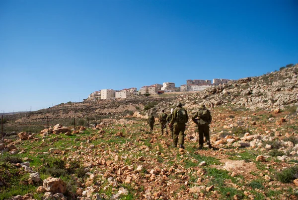 在西岸与恐怖分子作战的以色列士兵巡逻队 免版税图库图片