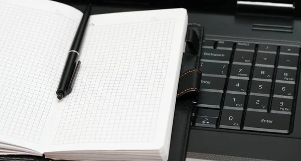 Libro de notas se encuentra en el teclado — Foto de Stock