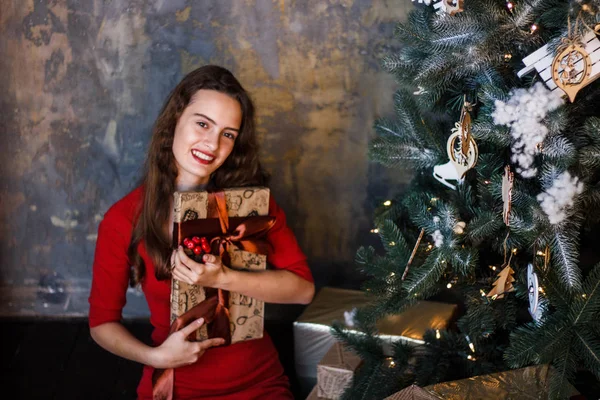 Hermosa Niña Sonriente Vestido Rojo Con Regalos Cajas Regalo Bajo —  Fotos de Stock