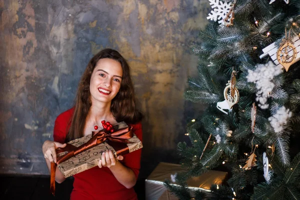 Hermosa Niña Sonriente Vestido Rojo Con Regalos Cajas Regalo Bajo —  Fotos de Stock