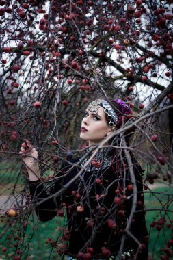 Kabile kadın portre sonbahar ağaçlarda açık havada. Güzel kabile kadının kapatın. El ve jewerly etnik Dancer.