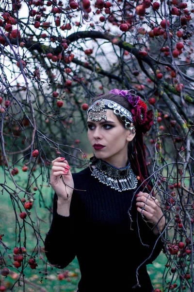 Indiánka Portrét Venku Podzimní Stromy Zblízka Krásná Indiánka Ruce Šperků — Stock fotografie