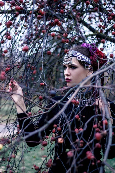 Indiánka Portrét Venku Podzimní Stromy Zblízka Krásná Indiánka Ruce Šperků — Stock fotografie
