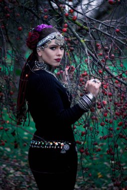 Kabile kadın portre sonbahar ağaçlarda açık havada. Güzel kabile kadının kapatın. El ve jewerly etnik Dancer.