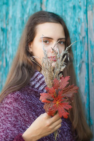 Портрет Симпатичной Девочки Подростка Лет Молодая Женщина Осенними Цветами Крупным — стоковое фото