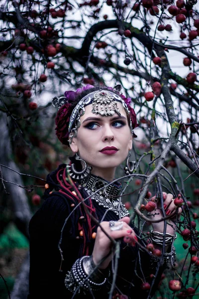 Tribal Vrouw Portret Buitenshuis Herfst Bomen Close Van Mooie Tribal — Stockfoto