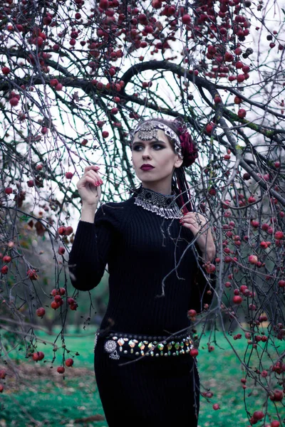 Tribal Vrouw Portret Buitenshuis Herfst Bomen Close Van Mooie Tribal — Stockfoto