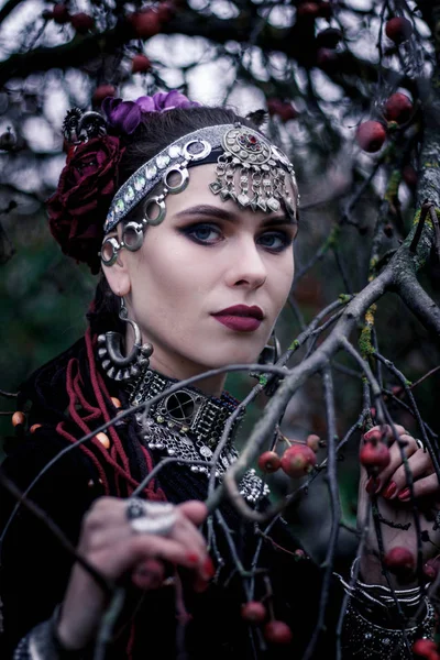 Портрет Племенной Женщины Открытом Воздухе Осенних Деревьях Крупный План Красивой — стоковое фото