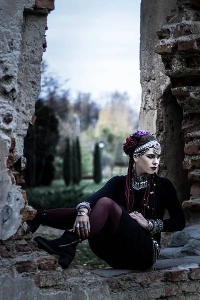 Portrait Femme Tribale Plein Air Dans Les Arbres Automne Gros — Photo