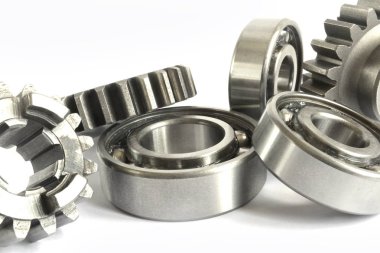 Beyaz arka planda dişliler ve yönler.