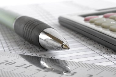 Tablo, kalem ve hesap makinesi ile iş arka.