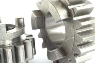 beyaz zemin üzerine iki metal Dişliler.