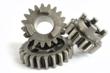 beyaz zemin üzerinde üç metal Dişliler.