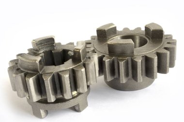 beyaz zemin üzerine iki metal Dişliler.