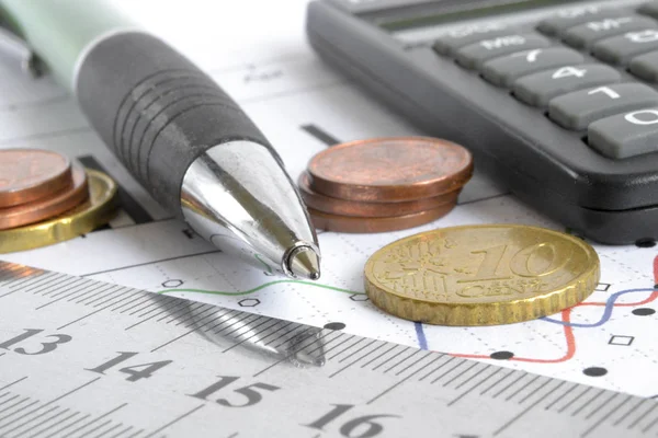 Para, hesap makinesi, cetvel, grafik ve kalem ile finansal arka plan.