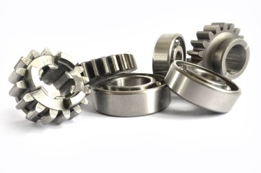 Beyaz arka planda dişliler ve yönler.