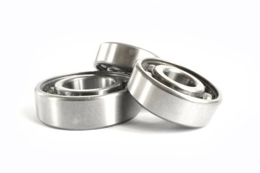 Beyaz zemin üzerinde üç yatakları.