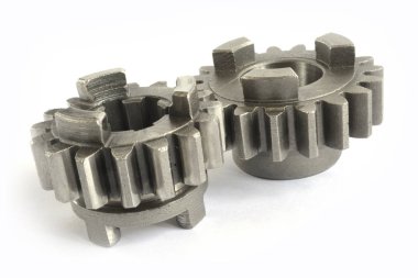 beyaz zemin üzerine iki metal Dişliler.