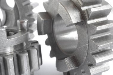 beyaz zemin üzerinde üç metal Dişliler.