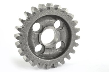 Beyaz zemin üzerinde bir metal dişli.