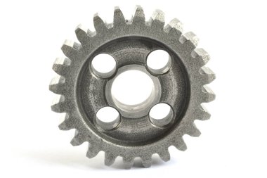 Beyaz zemin üzerinde bir metal dişli.