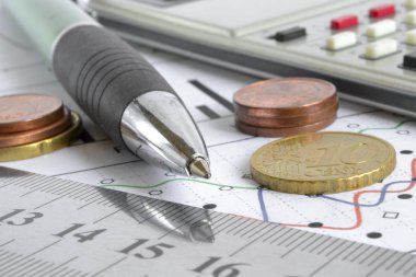 Para, hesap makinesi, cetvel, grafik ve kalem ile finansal arka plan.