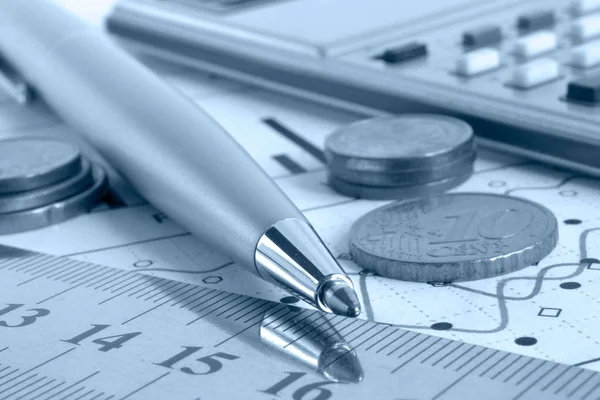 Finanzieller Hintergrund Mit Geld Taschenrechner Lineal Graph Und Stift Getönt — Stockfoto