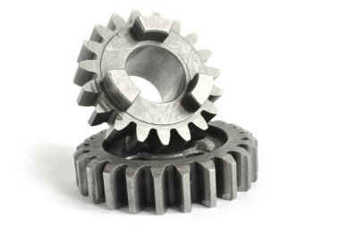 beyaz zemin üzerine iki metal Dişliler.