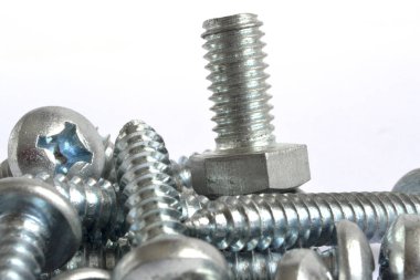 Beyaz arkaplanda vidalar.