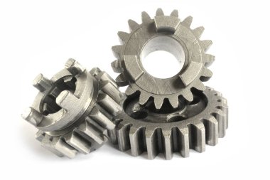 beyaz zemin üzerinde üç metal Dişliler.