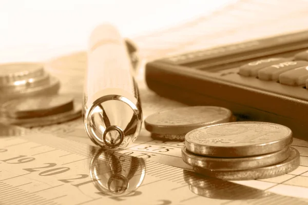 Οικονομικό Υπόβαθρο Χρήματα Αριθμομηχανή Χάρακα Τραπέζι Και Στυλό Τονισμένα — Φωτογραφία Αρχείου