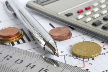 Para, hesap makinesi, cetvel, grafik ve kalem ile finansal arka plan.