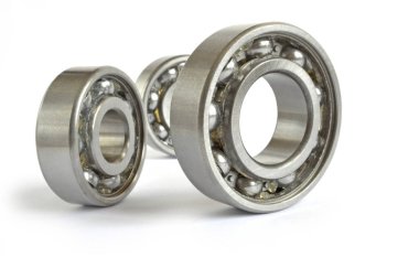 Beyaz zemin üzerinde üç yatakları.