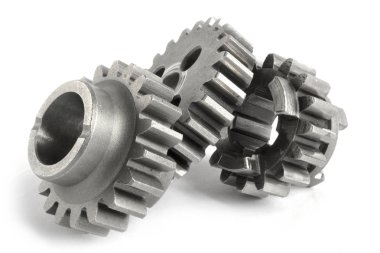 beyaz zemin üzerinde üç metal Dişliler.