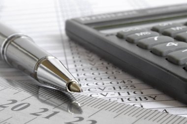 Tablo, kalem ve hesap makinesi ile iş arka.