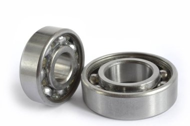 Beyaz arka plan üzerinde iki yatakları.