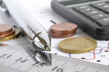 Para, hesap makinesi, cetvel, grafik ve kalem ile finansal arka plan.