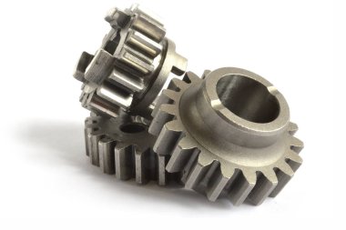 beyaz zemin üzerinde üç metal Dişliler.